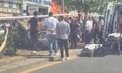 Ankara’da kontrolden çıkan otomobil refüje devrildi