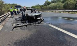 Otoyolda yabancı plakalı otomobil alev alev yandı, geriye demir yığınları kaldı