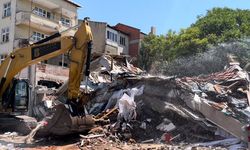 Balıkesir’de depremde yıkılan 3 katlı binanın enkaz kaldırma çalışmaları başladı