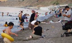 Sıcaktan bunalanlar Van Gölü’nde yüzerek serinliyor