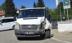 Kamyonet direğe çarptı 3 yaralı
