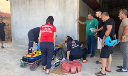 Traktörle çarpışıp römorkun altında kalan motosikletin sürücüsü ölümden döndü