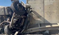 Lastiği patlayan kamyon köprü ayağına çarptı sürücü öldü