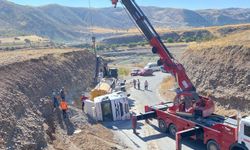 Hafriyat yüklü kamyon devrildi: 1 yaralı