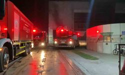Geri dönüşüm fabrikasında yangın: Bir kişi dumandan etkilendi