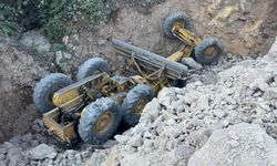 Ordu’da freni patlayan iş makinası uçuruma yuvalandı: O anlar kamerada