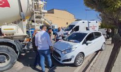 Karaman’da otomobilin beton mikserine çarptığı kaza kamerada: 1 yaralı