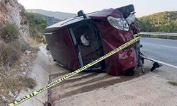 Antalya’da kamyonet yan yattı: 6 yaralı