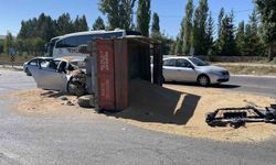 Kontrolsüz yola çıkan buğday yüklü traktör kazaya neden oldu: 3 yaralı