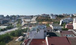 Arnavutköy’de 5 katlı binanın çatısında çıkan yangın paniğe neden oldu