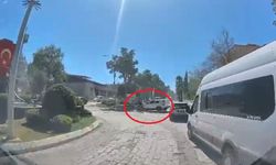 Motosikletin, dönüş yapan otomobille çarpıştığı kaza kamerada