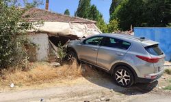 Çarpışmanın etkisiyle savrulan otomobil müstakil eve girdi: 1 yaralı