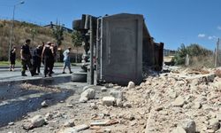 Sultangazi’de hafriyat yüklü tır devrildi: 1 yaralı