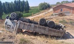 Kütahya’da inşaat malzemesi yüklü kamyon devrildi: 1 yaralı