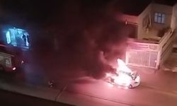 Adana’da otomobil alev alev yandı