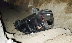 Otomobile çarpan hafif ticari araç kanala uçtu: 3 yaralı