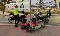 Motosiklet trafik levhasına çarptı: 1’i ağır 2 yaralı