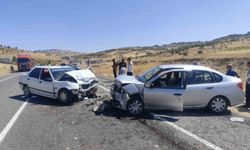 Diyarbakır’da otomobiller kafa kafaya çarpıştı: 2 yaralı