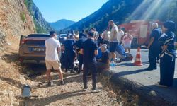Antalya’da otomobil çekici ile çarpıştı: 5 yaralı