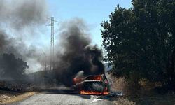 Balıkesir’de araç yangını ormana sıçramadan söndürüldü