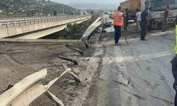 Hatay’da kontrolden çıkan tır bariyerlere saplandı