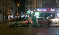 Yalova’da çarpışan iki otomobil kuruyemiş dükkanına girdi