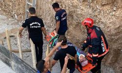 Malatya’da dengesini kaybederek inşaat alanına düşen şahıs kurtarıldı