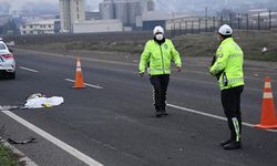 Yolun karşısına geçmek isterken otomobilin altında kaldı