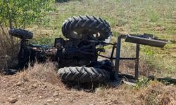Tarlasına giderken devrilen traktörünün altında hayatını kaybetti