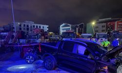 Bursa'da otomobil ile hafif ticari aracın çarpıştığı kazada 2 kardeş öldü, 1 kişi yaralandı