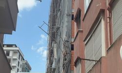 Küçükçekmece'de kentsel dönüşüm için boşaltılan apartman yıkım sırasında çöktü