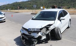 Amasya'da iki otomobilin çarpıştığı kazada 3 kişi yaralandı
