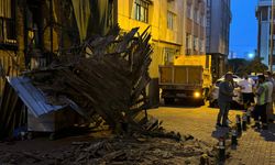 Bakırköy'de iki katlı metruk binada kısmi çökme