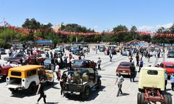 Erzurum'da klasik otomobiller sergilendi