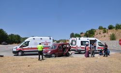 Amasya'da hafif ticari araç ile otomobilin çarpıştığı kazada 10 kişi yaralandı