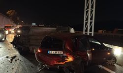 Kocaeli'de hafif ticari aracın lastiği patlayan otomobile çarptığı kazada 2 çocuk yaralandı