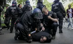 Almanya'da polis Filistin'e destek eylemine katılanlara sert müdahalede bulundu