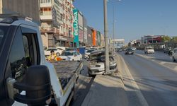 Avcılar E-5 yan yolda refüje çıkan araç elektrik direğine çarptı