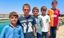 Sodalı Van Gölü çocukların saçlarını sarıya boyuyor