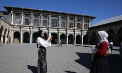 Yurtlarda ücretsiz konaklayan gençler tatil için 40 dereceyi aşan sıcakta Diyarbakır'a geldi