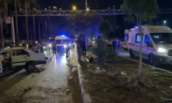 Elektrik direğine çarpan TOFAŞ hurdaya döndü: 2'si ağır 4 yaralı