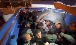 42 göçmen üzeri fileyle kapatılan kamyonet kasasında yakalandı