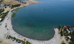 Hazar Gölü sahili kavurucu sıcaktan bunalanların adresi oluyor