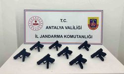 Antalya’da otomobilden 8 ruhsatsız tabanca çıktı