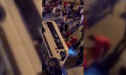 Sultanbeyli'de servis minibüsü ile otomobilin çarpıştığı kazada 10 kişi yaralandı