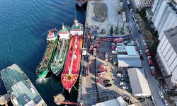 Kadıköy'de demirli gemide çıkan yangın söndürüldü