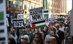 İsrail'in Londra Büyükelçiliği önünde Gazze'deki kıtlık protesto edildi