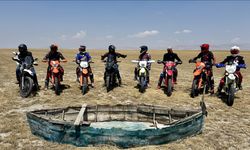 Kuruyan Akşehir Gölü'nden motosikletlerle geçtiler
