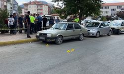 Husumetlisine ateş açtı, kurşunlar yoldan geçen genç kadına da isabet etti