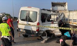 Mersin'de öğrencileri taşıyan minibüs tıra çarptı, 1'i çocuk 2 kişi hayatını kaybetti, 10 kişi yaralandı